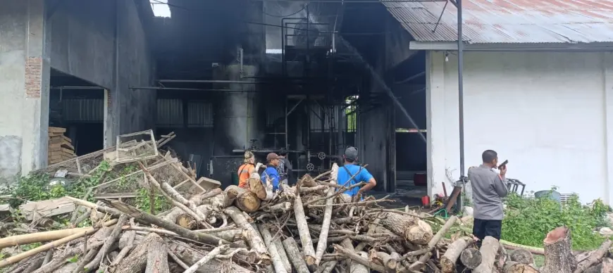Memulai Produksi Perdana, Mesin Boiler Pabrik Triplek di Blitar Terbakar
