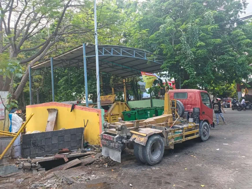 Protes Bau Sampah, Warga Tolak TPS di Jalan Jaksa Agung Gresik