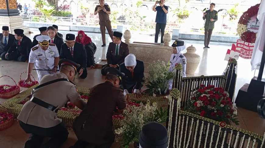 Sambut HUT ke-80 Jatim, Khofifah Pimpin Ziarah Nasional di Makam Bung Karno Kota Blitar