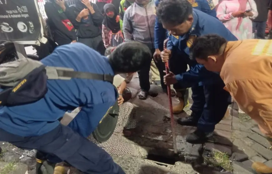 Kaki Emak-emak di Gresik Terperosok Selokan, Damkar Turun Tangan