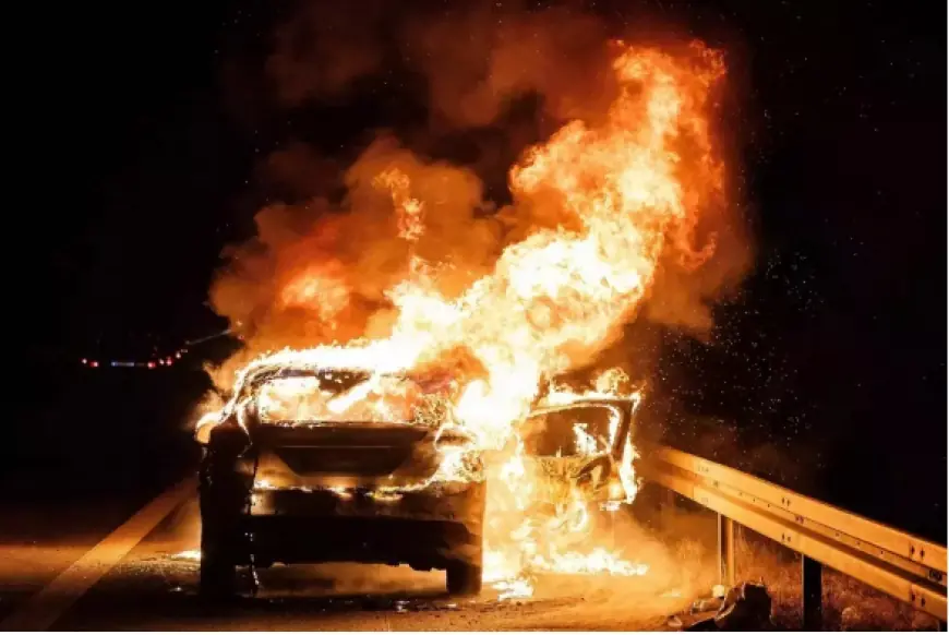 Mobil Terbakar di Depan Rumah Gubernur Jatim, Warga Margorejo Panik
