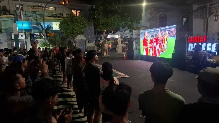 Serunya Nobar Timnas Vs Arab Saudi di Bandar Grisse Gresik, Warga Antusias