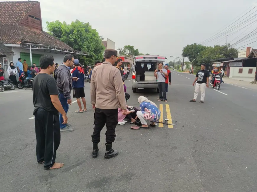 Hendak Menyeberang, Mobil Suzuki Carry Diseruduk Motor di Tulungagung, Pemotor Asal Kediri Luka Parah