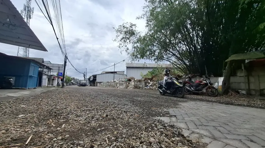 Proyek Pelebaran Jalan Rp1,5 Miliar di Manyar Gresik Mandek, DPRD Desak Kontraktor Segera Tuntaskan Pekerjaan