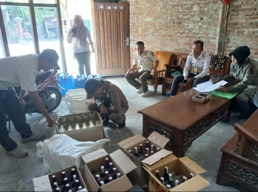 Satpol PP Nganjuk Amankan Ratusan Botol Miras dan Puluhan Liter Oplosan