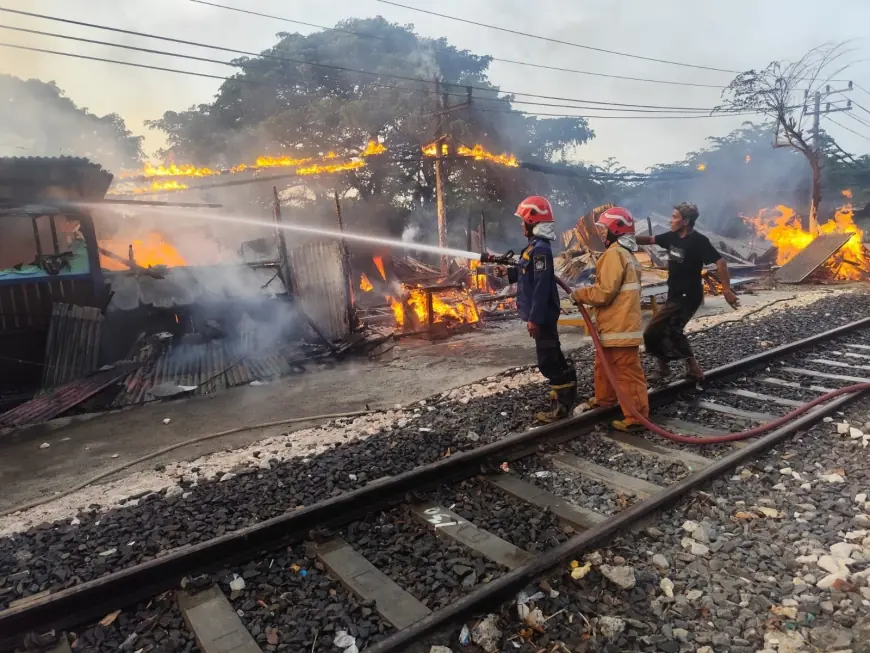 Dua Bangunan Cafe di Gresik Dilalap Api, 2 Pekerja Wanita Terluka Bakar