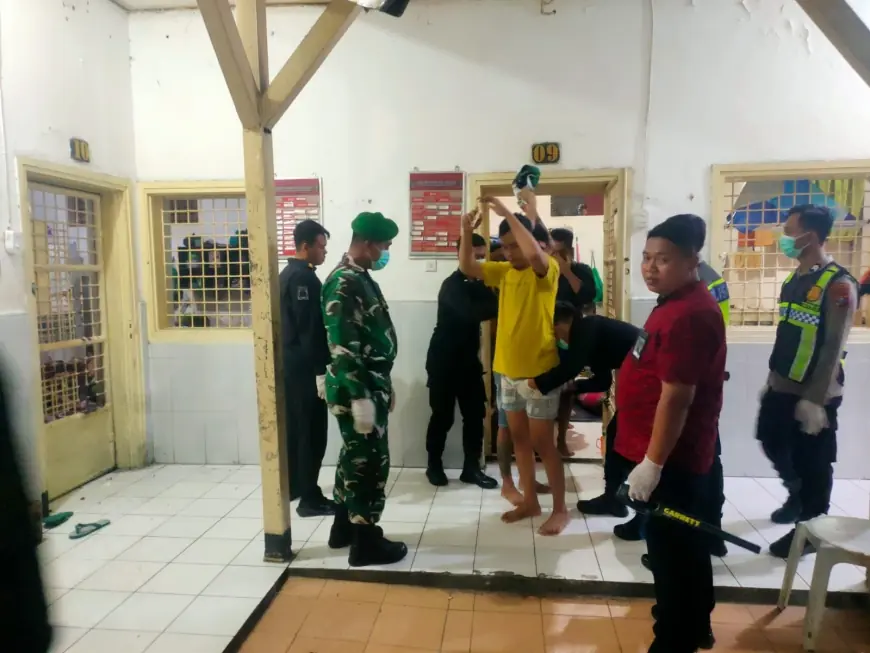 Lapas Bojonegoro Gelar Razia Tengah Malam Bersama TNI-Polri, Barang Terlarang Disita dari Blok Hunian