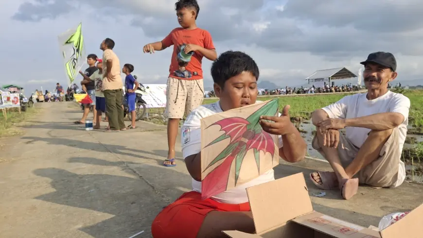 Lomba Sambitan Layangan di Tulungagung, Tradisi Seru yang Eratkan Silaturahmi dan Jauhkan Anak dari Gawai