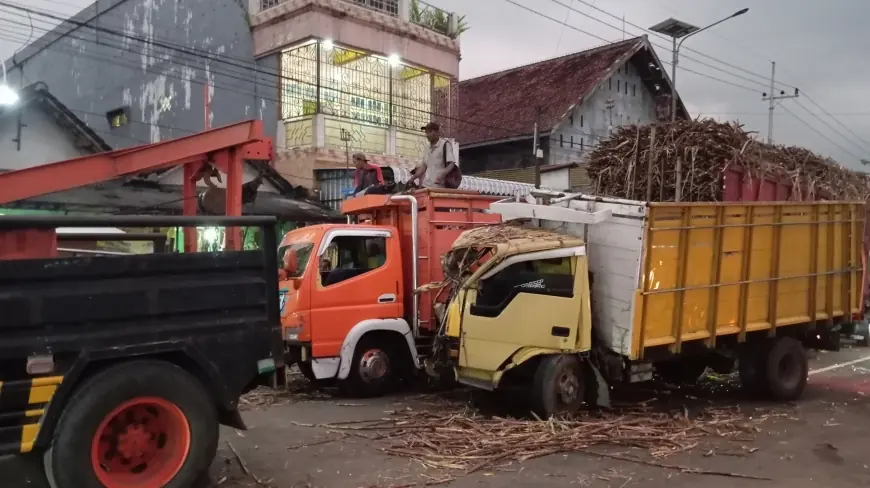 Dua Truk Muatan Tebu Terlibat Kecelakaan Lalu Lintas di Jalur Blitar-Malang