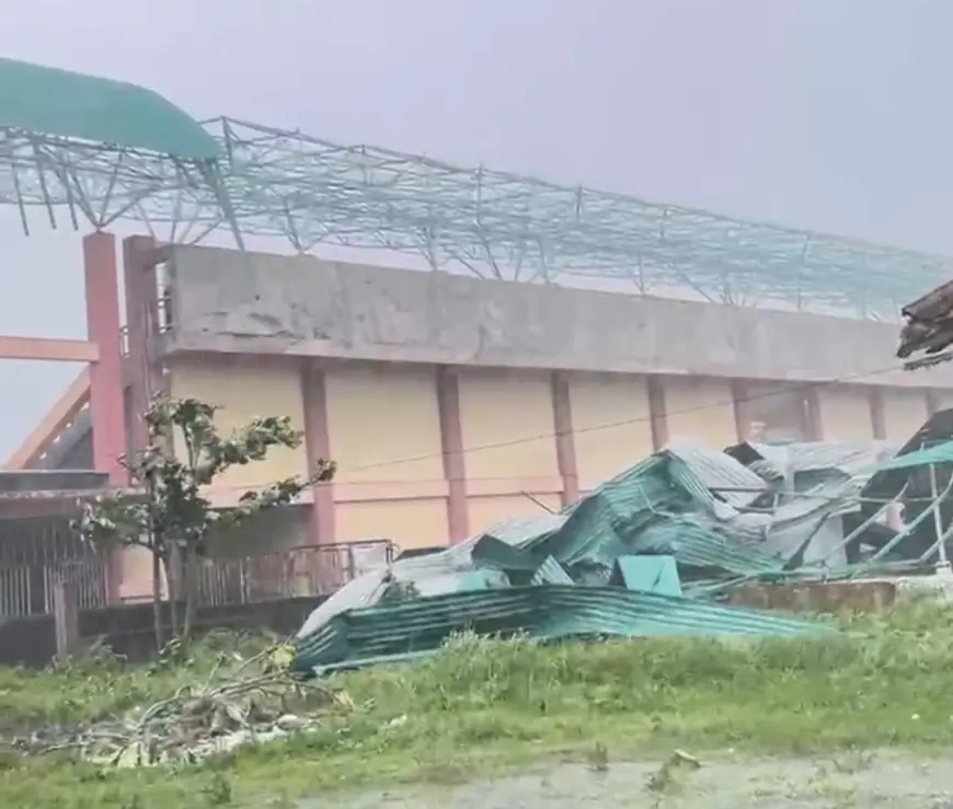 Atap Stadion Gelora Penataran Blitar Roboh Diterjang Angin Kencang