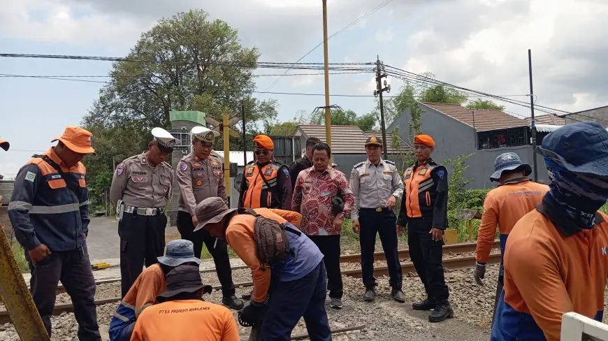 Mulai Hari Ini, Perlintasan KA JPL 203 di Desa Sanankulon Blitar Ditutup Total
