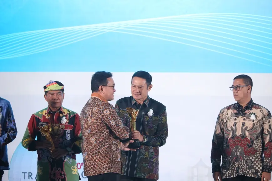Bupati Lamongan  Raih Penghargaan Primaniyarta 2025, Dukung Kinerja Ekspor Daerah