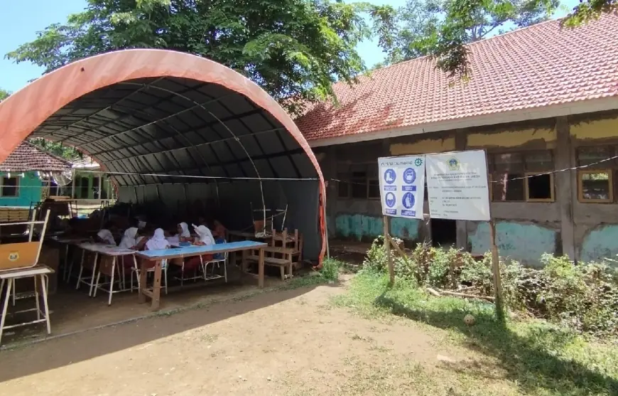 Proyek Revitalisasi Sekolah Molor, Siswa SD di Gresik Belajar di Bawah Tenda