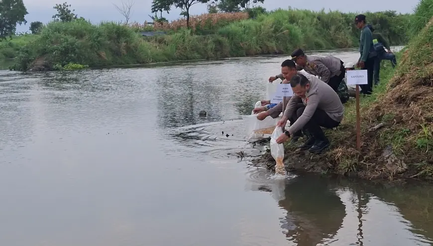 Lestarikan Ekosistem Air, Kapolres Tulungagung Tebar 5 Ribu Benih Ikan Tombro di Sungai Parit Agung