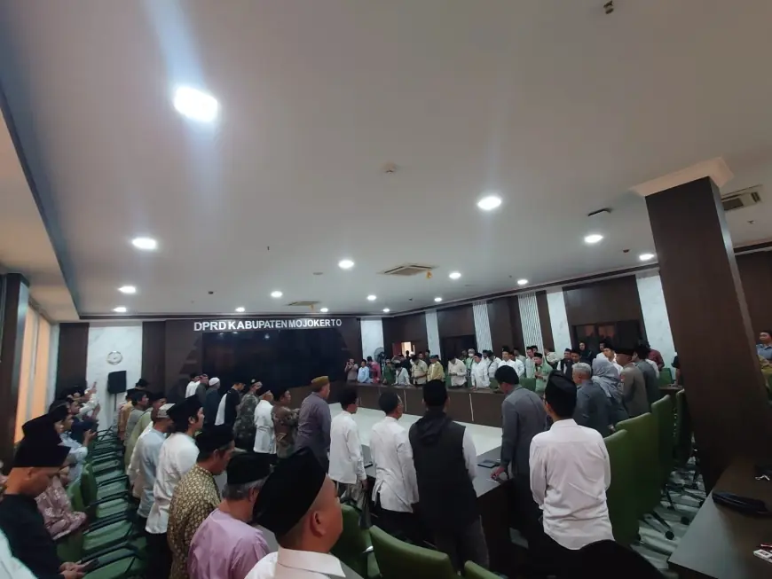 Ratusan Santri di Mojokerto Geruduk DPRD, Bawa Tujuh Tuntutan