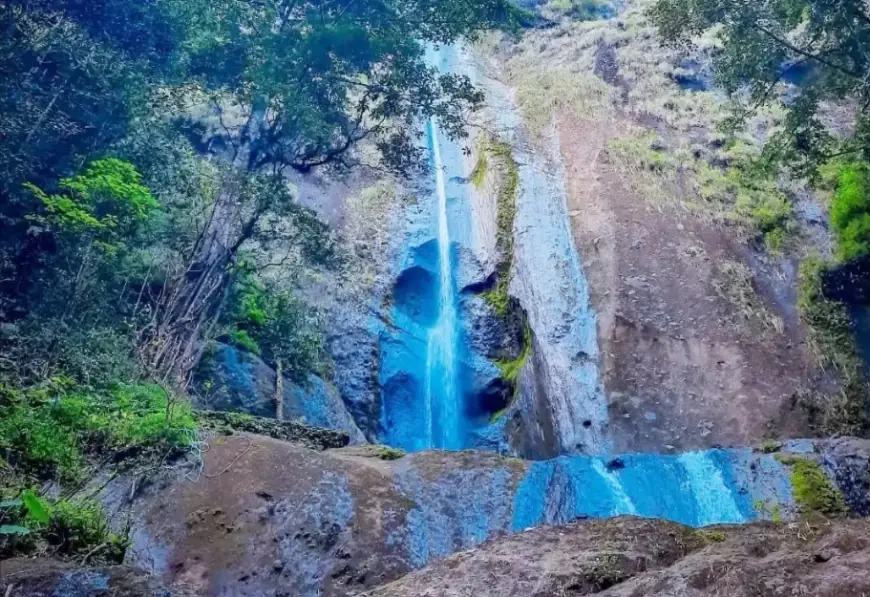 Menuruni Tangga Menuju Keindahan Tersembunyi di Air Terjun Dolo Kediri