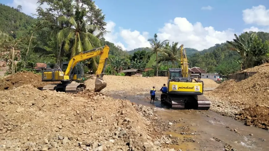 Antisipasi Banjir Tahunan, BBWS Bersama BPBD dan Warga Bangun Tanggul di Sungai Tundo Malang