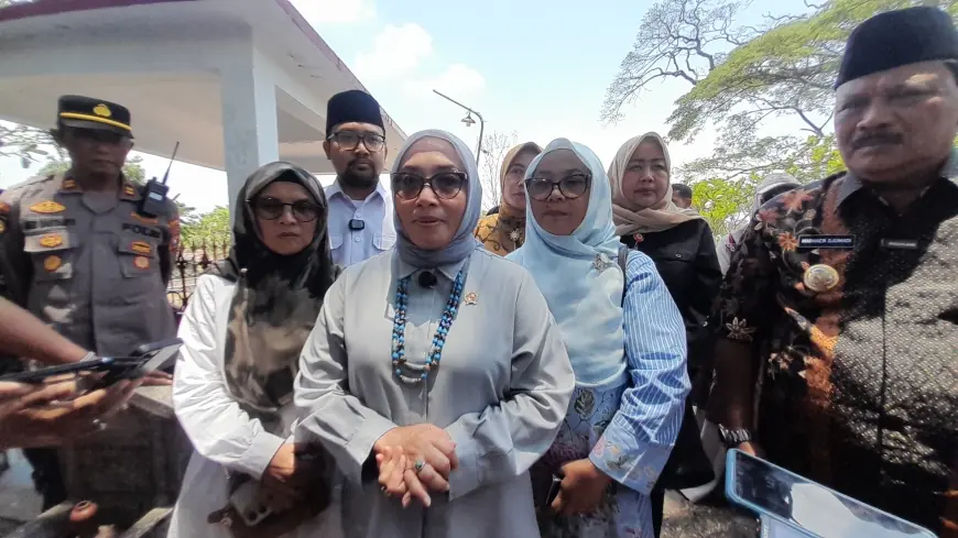 Didampingi Bupati Marhaen, Menteri PPPA RI Arifah Fauzi Ziarah ke Makam Marsinah