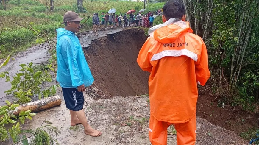Akses Roda Empat di Srigading Lawang Malang Terputus Akibat Longsor