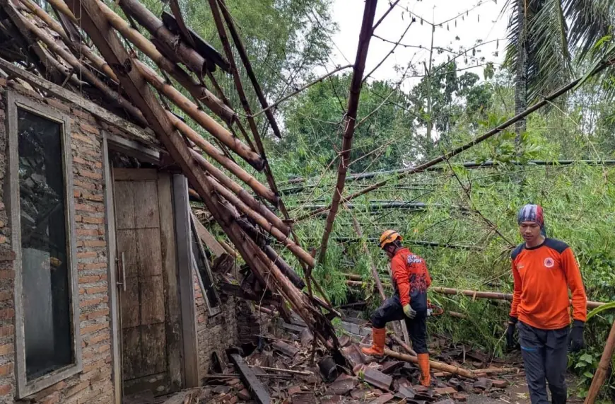 Angin Kencang Terjang Binakal dan Curahdami Bondowoso, Puluhan Rumah Rusak