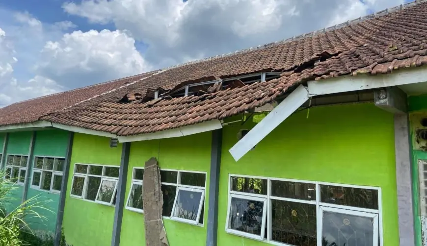 Atap Gedung SMKN 1 Tapen Bondowoso yang Ambruk Ternyata Masih Berusia 3 Tahun