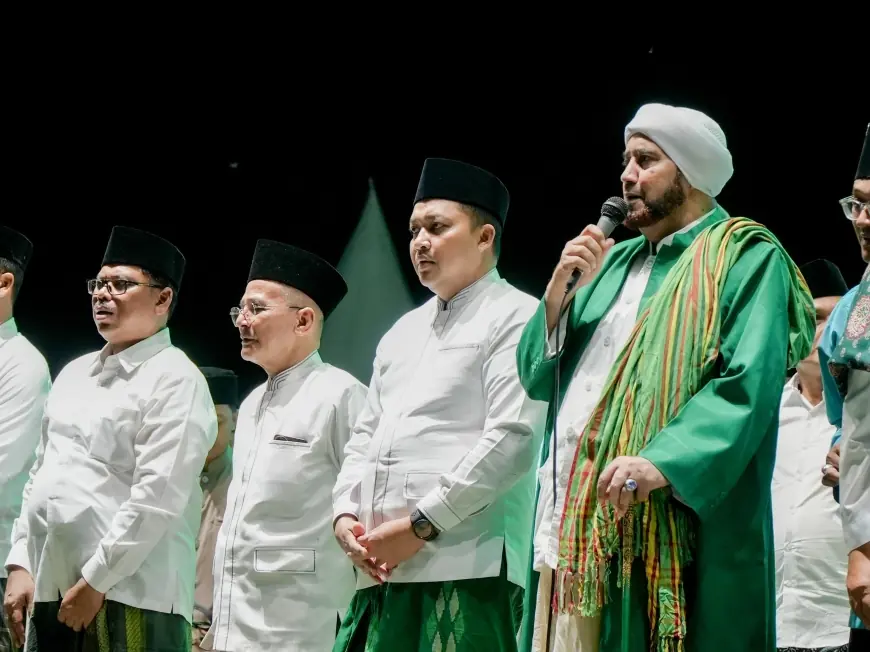 Ribuan Warga Pasuruan Berselawat di Hari Santri Nasional Bersama Habib Syech