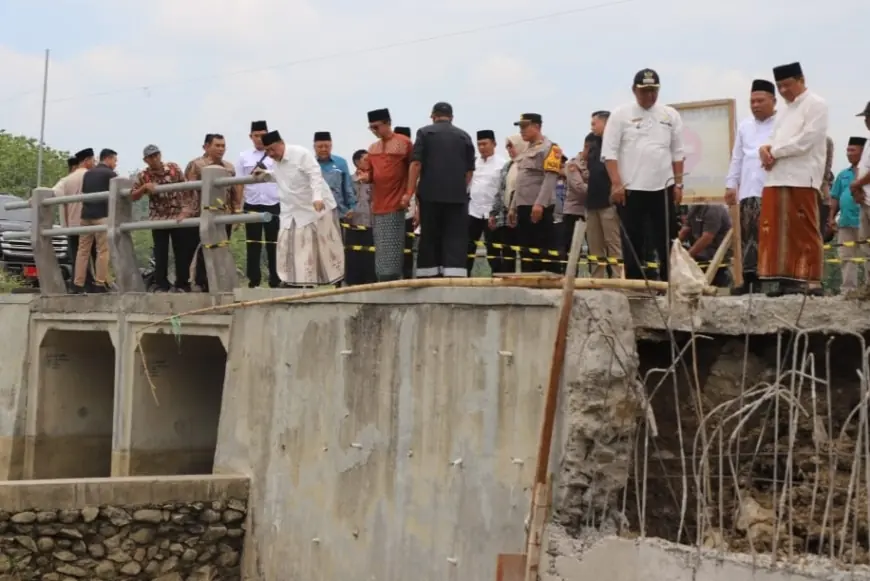 Bupati Jombang Tinjau Jalan Cor Beton Ambrol di Jombang, Janjikan Perbaikan Cepat