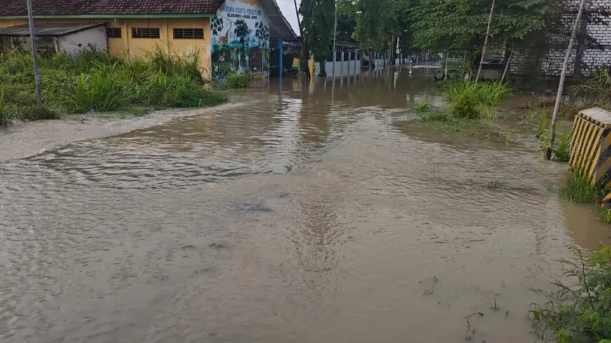 Sungai Meluap, Jalan dan SD di Gresik Terendam Banjir