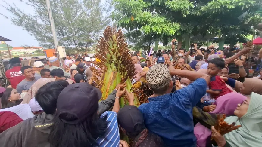 Meriahnya Festival Sate Kerang Randuboto Gresik, Ribuan Tusuk Sate Dibagikan Gratis