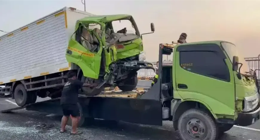 Pecah Ban di Jembatan Suramadu, Dua Truk Tabrakan dan Sopir Terjepit Kabin