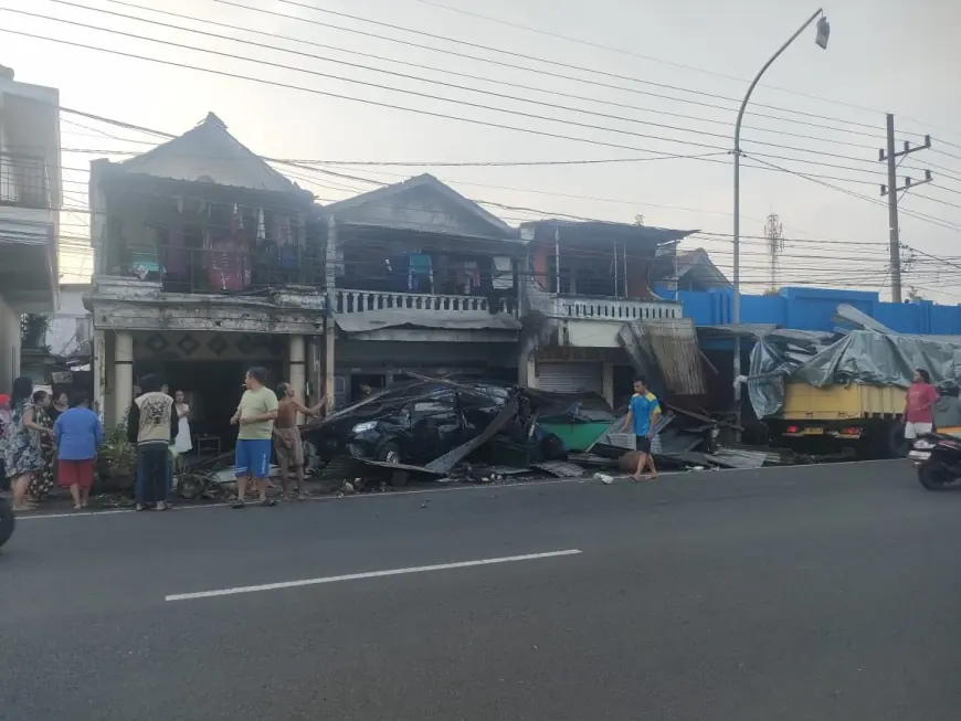 Sopir Mengantuk, Truk Seruduk 4 Rumah di Kota Batu