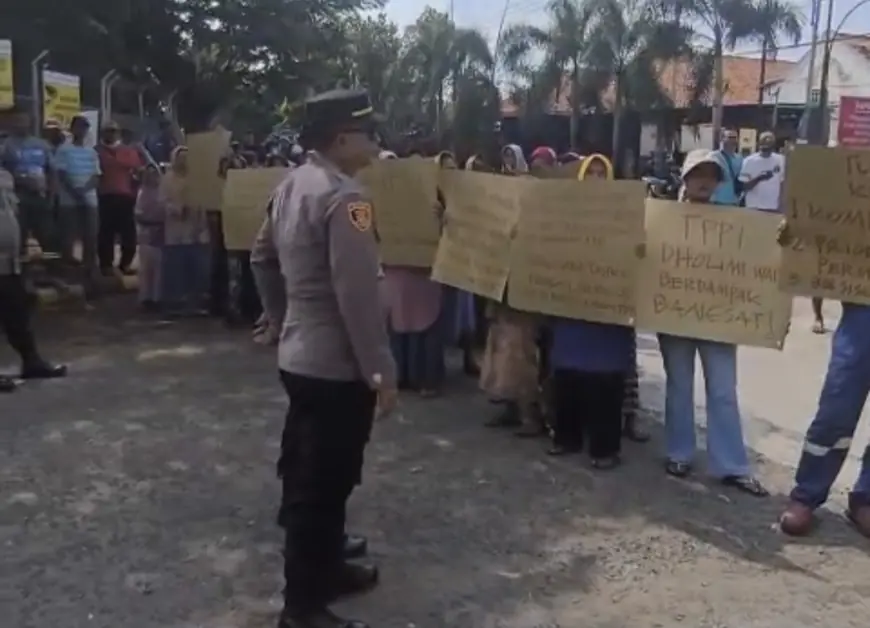 Warga Terdampak TPPI Tuban Gelar Aksi Tuntut Kompensasi Pasca Kebakaran
