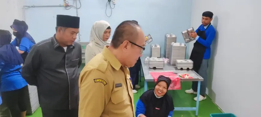 Tinjau SPPG Lawang, DPRD dan Dinkes Kabupaten Malang Pastikan Makanan Bergizi Aman Bagi Anak Sekolah