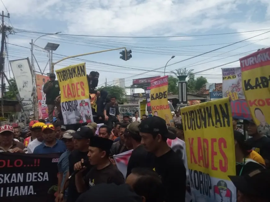 Warga Kepohagung Tuban  Geruduk Kantor Kecamatan, Tuntut Kades Dicopot karena Dugaan Korupsi Dana Desa