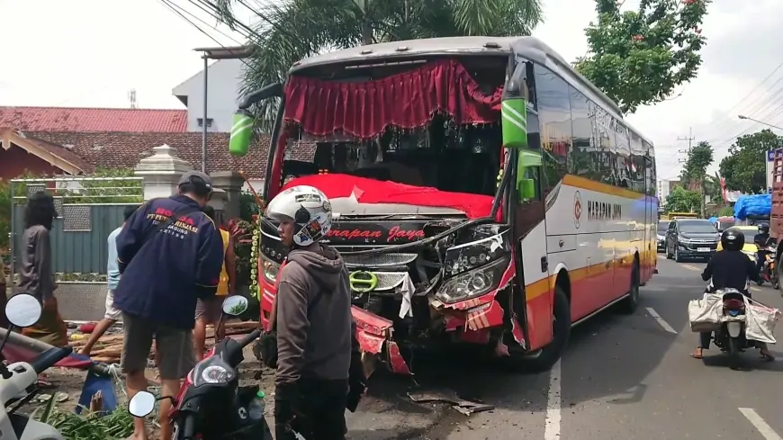 Ngepot, Bus Harapan Jaya Tabrak Dua Motor di Tulungagung, Dua Pengendara Tewas di Tempat