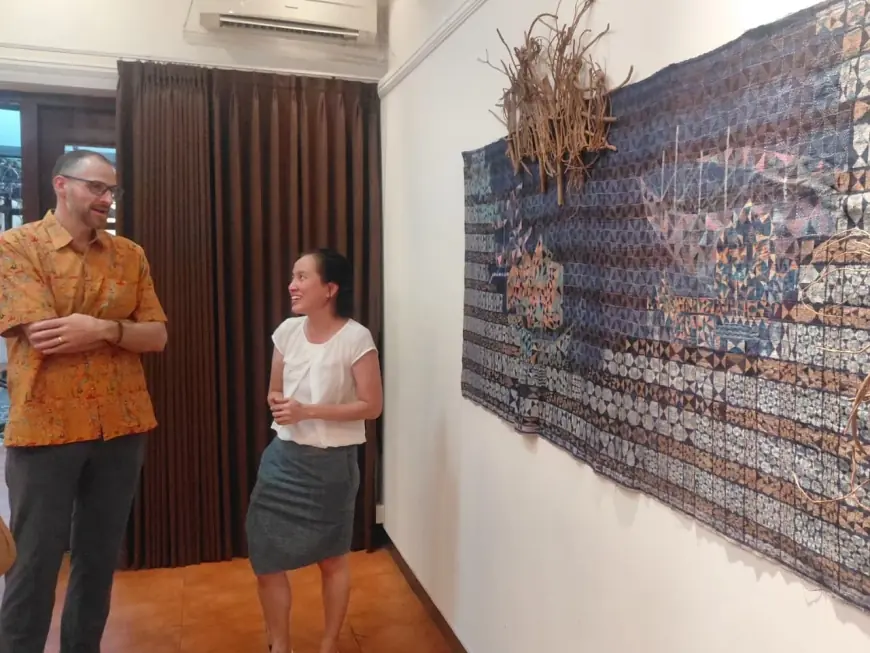 Menjaga Nafas Tenun Gedog Tuban Lewat Pameran ‘Entah Dalam Koma’