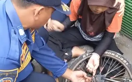 Jari Tangan Siswa di Gresik Terjepit Rantai Sepeda, Petugas Damkar Turun Tangan