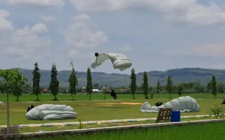 Latihan Terjun Payung Kopasgat Hebohkan Warga Tulungagung