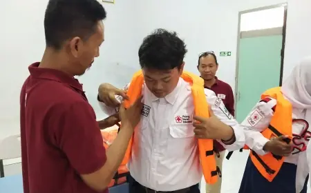 Pemkab Jember Salurkan Bantuan Pelampung untuk Delapan Unit KSR PMI