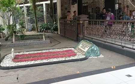Makam Gus Dur di Jombang Dipadati Peziarah Pasca Pengukuhan Pahlawan Nasional