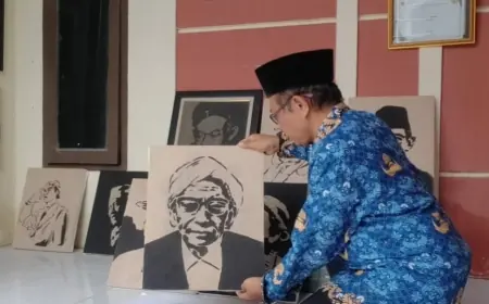 Kenang Jasa Pahlawan Lewat Karya Seni Lukis Pasir ala Pelukis Jombang