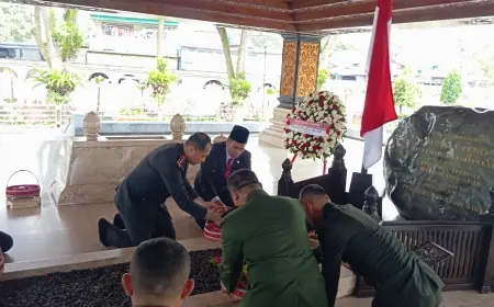 Hari Pahlawan Ziarah ke Makam Proklamator, Wali Kota Blitar : Momentum Generasi Muda untuk Berefleksi