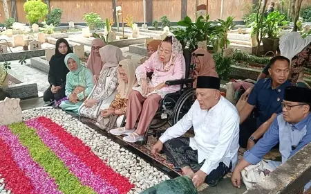 Sinta Nuriyah Ziarah ke Makam Gus Dur Pasca Penganugerahan Pahlawan Nasional
