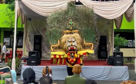 Harmoni Bahasa dan Budaya Warnai Peringatan Bulan Bahasa di SMAN 9 Surabaya