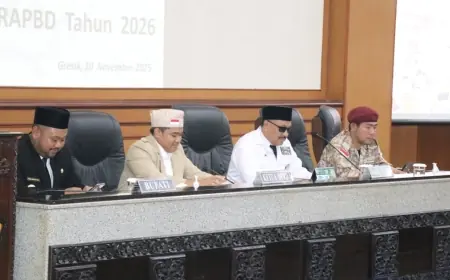Rapat Paripurna DPRD Gresik Diwarnai Nuansa Kemerdekaan dan Pembacaan Puisi di Hari Pahlawan