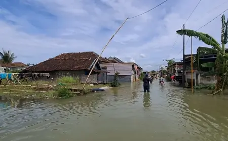 Tiga Hari Dikepung Banjir, Sejumlah Warga di Gresik Mulai Dievakuasi