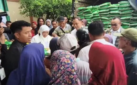 Di Tengah Melonjaknya Harga Sembako Akhir Tahun, Ratusan Warga Serbu Pasar Murah Pemprov Jatim di Benowo