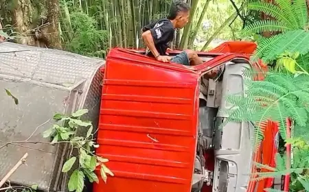Diduga Rem Blong, Truk Tangki Terjun ke Jurang Pacet Mojokerto