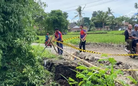 Tanah Longsor di Kejawan Grujugan Bondowoso, Jalan Desa Terkikis Hingga 2,5 Meter
