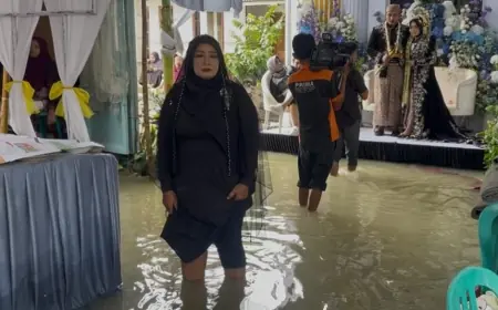 Momen Acara Resepsi Pernikahan di Jombang Dalam Kepungan Banjir